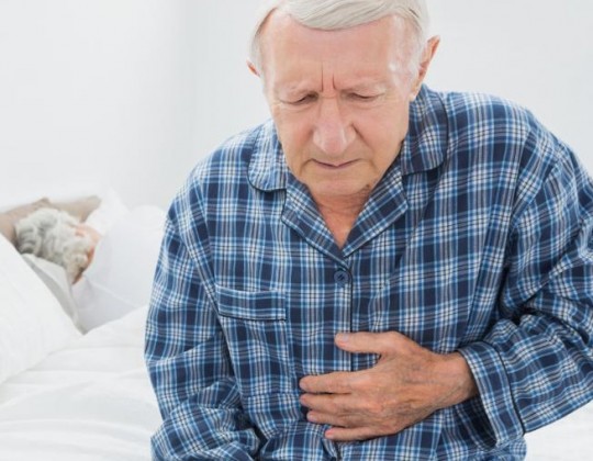 Viêm đại tràng ở người già: Triệu chứng, nguyên nhân và cách điều trị