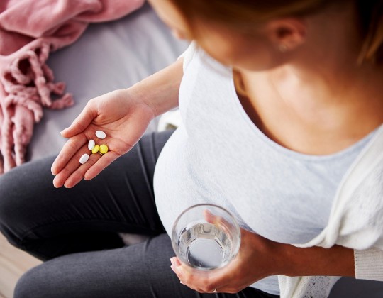 Bà bầu uống vitamin tổng hợp có cần uống thêm canxi không?