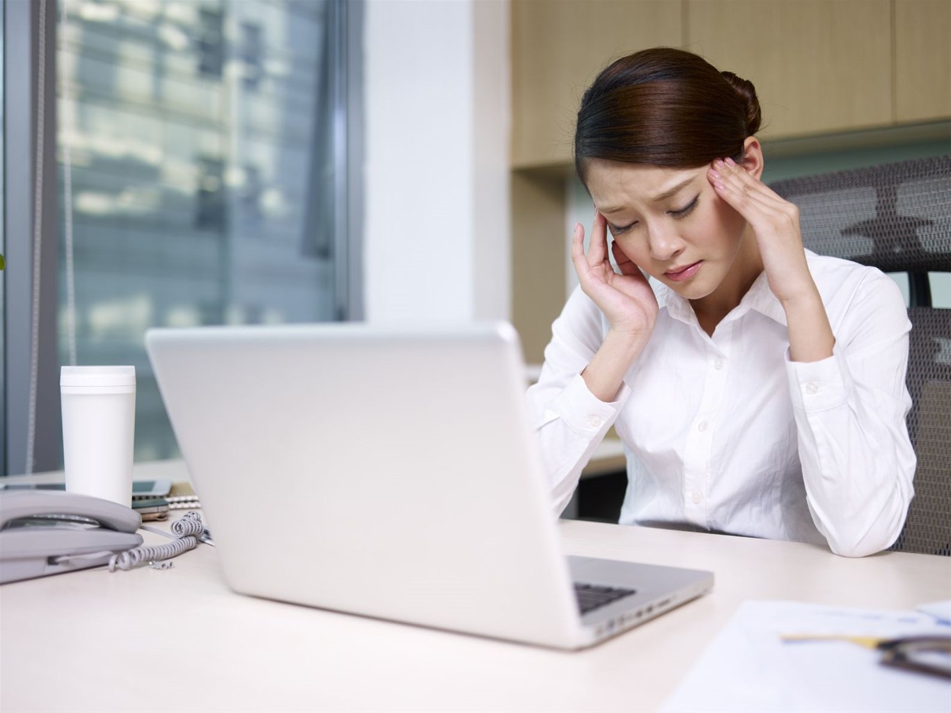 Đau đầu, chóng mặt thường xuyên làm ảnh hưởng đến hiệu suất công việc (ảnh minh họa)