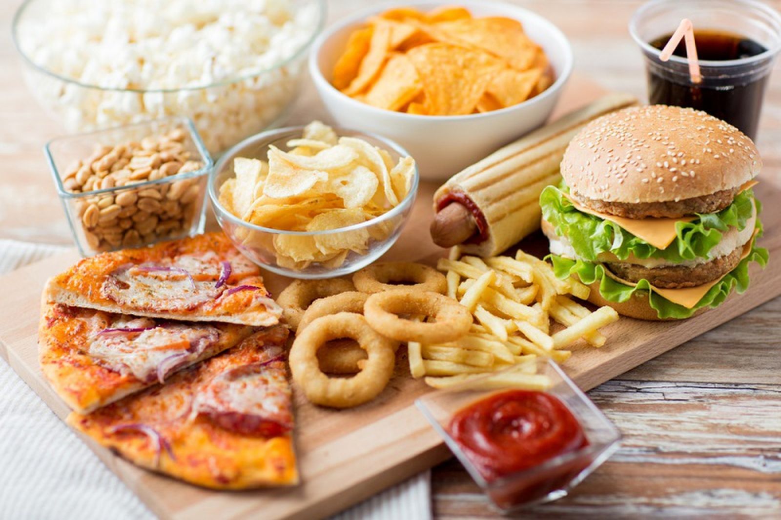 Tiêu thụ quá nhiều đồ ăn chế biến sẵn là nguyên nhân gây ung thư đại tràng