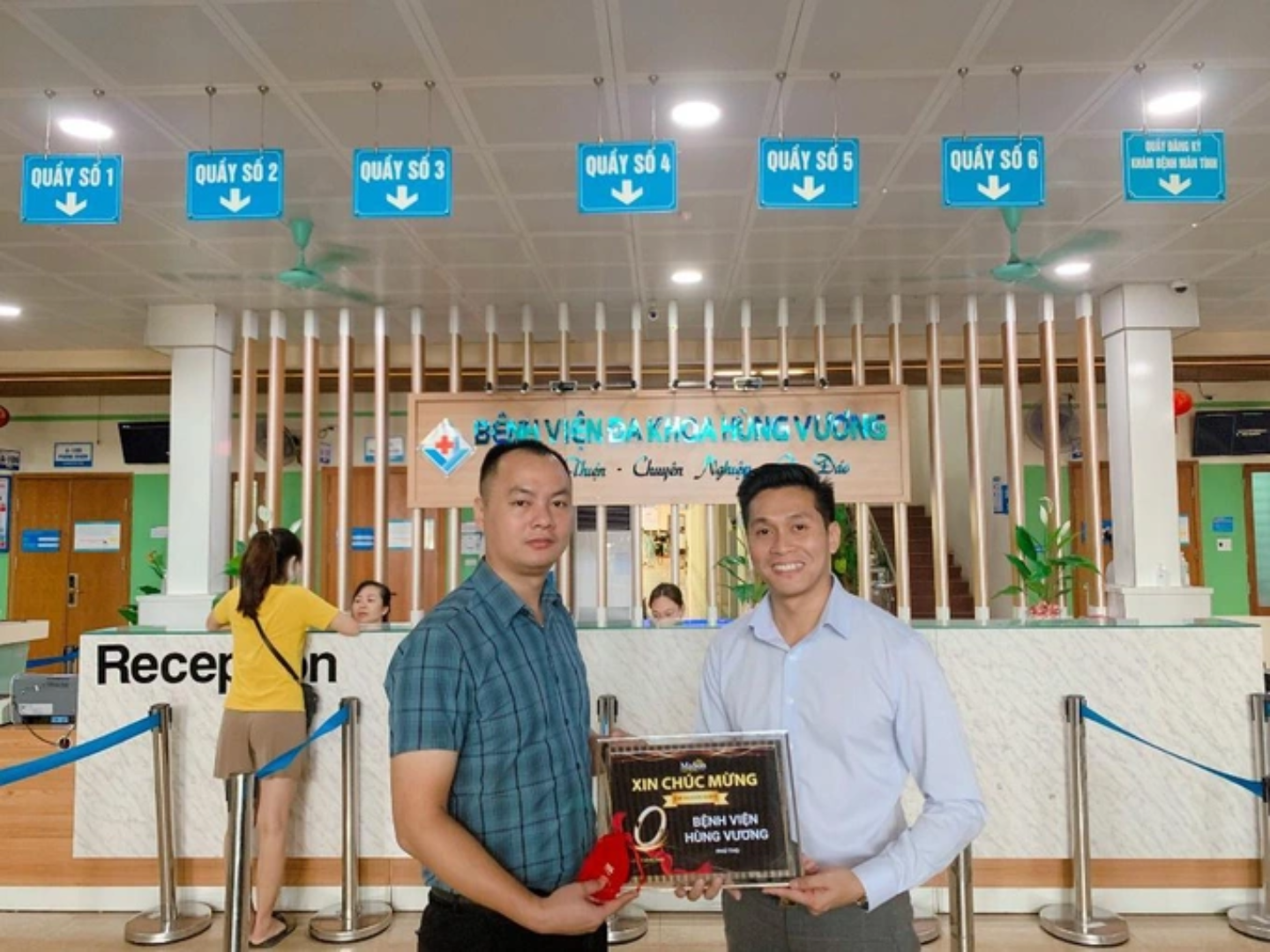 Ông Trần Anh Tuấn (áo trắng) - CEO Mason Việt Nam trực tiếp trao quà cho đại diện BV Hùng Vương sau chương trình quay số may mắn tri ân khách hàng của Mason Việt Nam.