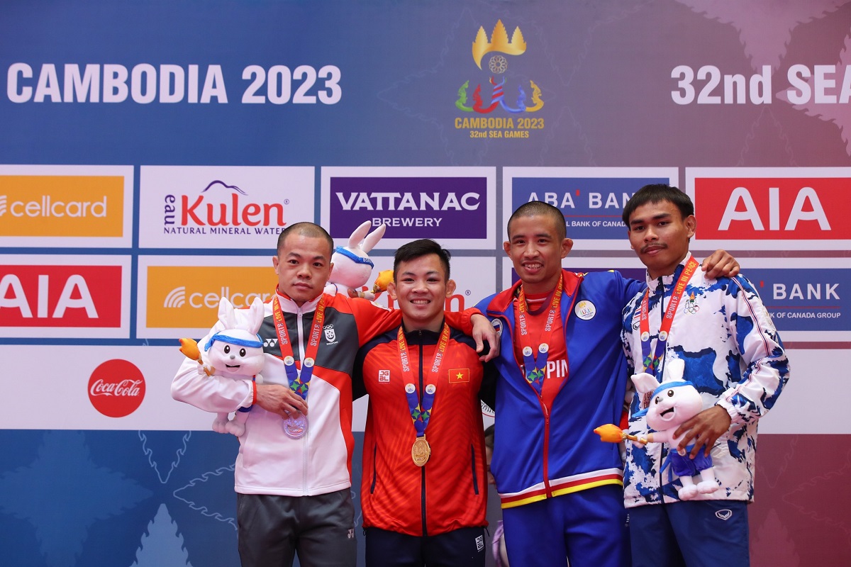 Đào Hồng Sơn (áo đỏ) nhận Huy chương Vàng Ju-Jitsu tại SEA Games 32