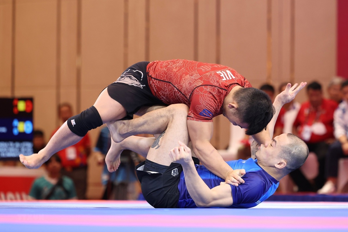 Đào Hồng Sơn (áo đỏ) thắng Tang Yong Siang (Singapore) nội dung đối kháng Ne-Waza Nogi 56kg (nam)
