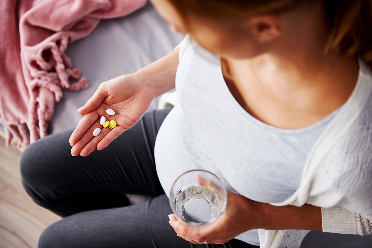 Giải đáp: Bà bầu uống vitamin tổng hợp có cần uống thêm canxi không?