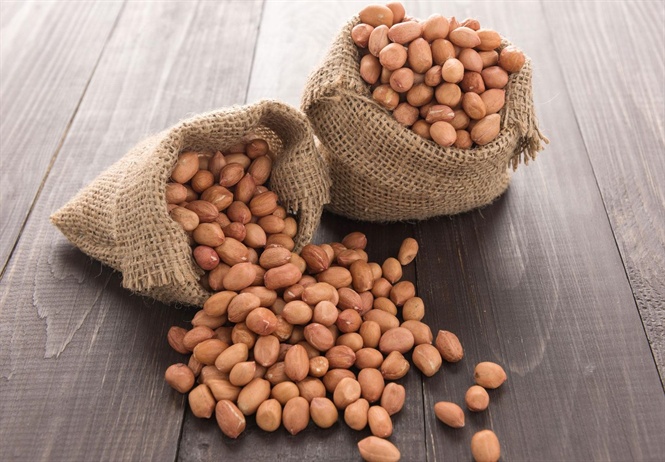 Lạc (đậu phộng) là loại hạt rất giàu lecithin và cephalin