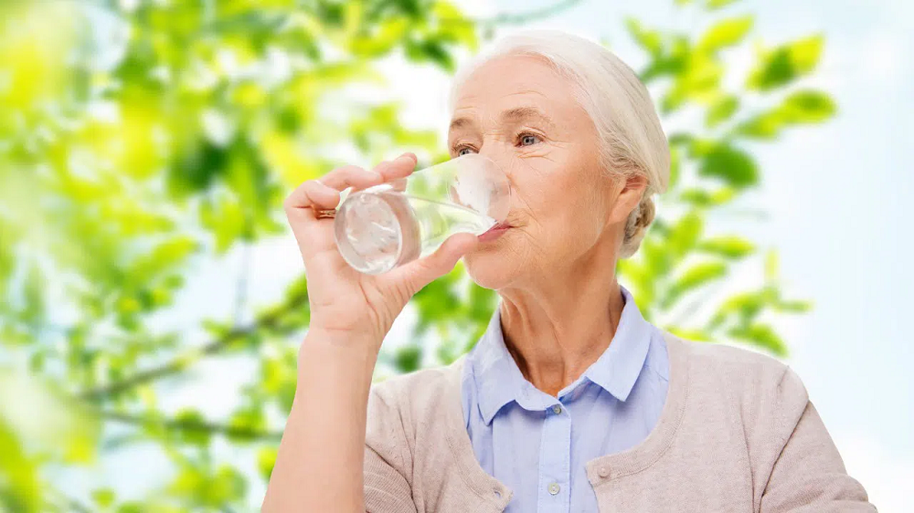 Uống nhiều nước giúp điều trị bệnh viêm đại tràng ở người già hiệu quả
